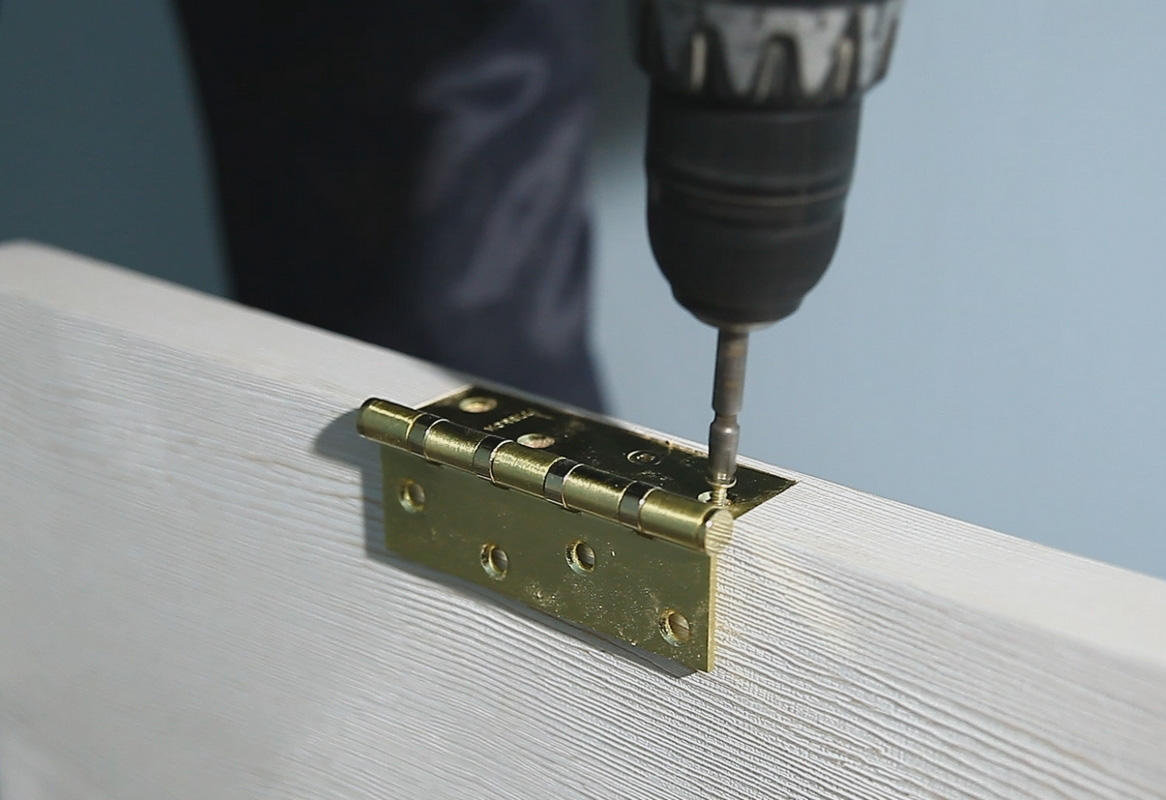 Монтаж петель межкомнатной двери 