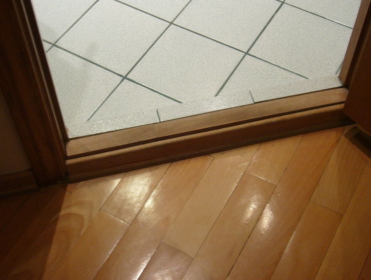 Порог двери в ванной комнате 