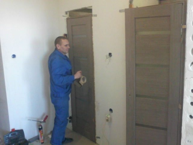 Монтаж дверей в санузлы 