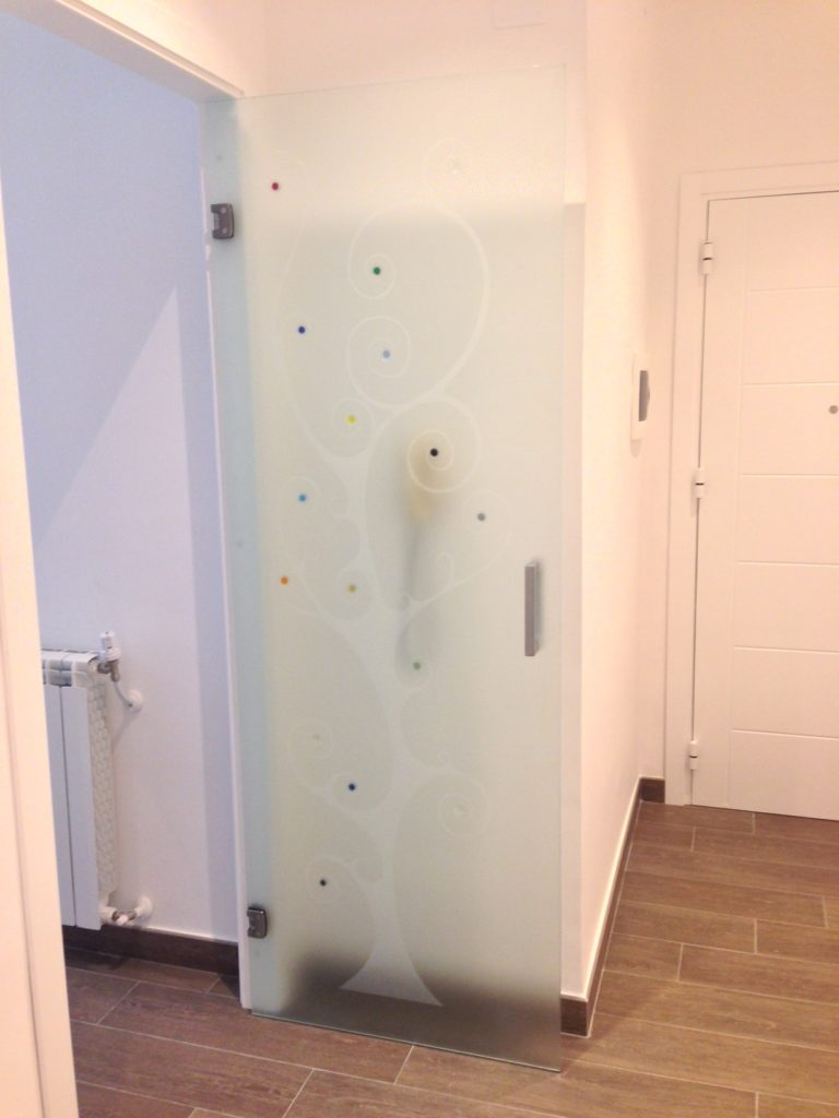 Дверь из стекла