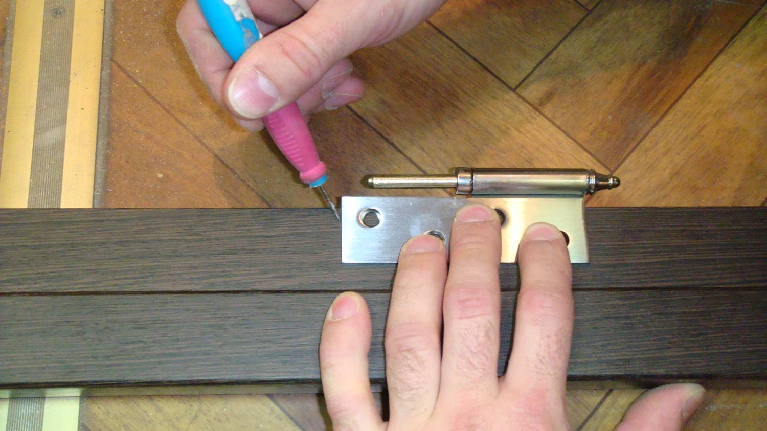 Разметка места под установку петель