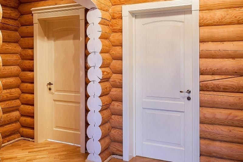 Белые двери в доме из сруба