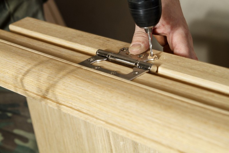 Установка петель на деревянную дверь 