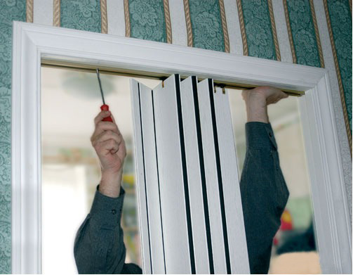 Монтаж двери-гармошки 