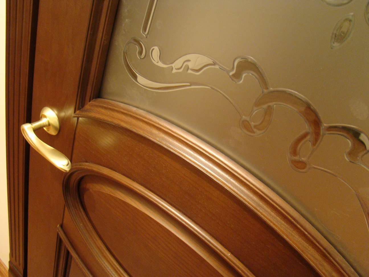 Внешний вид двери из дерева