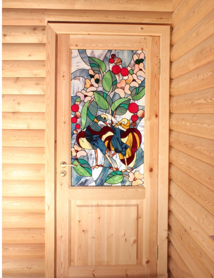 Деревянная дверь с витражной вставкой 