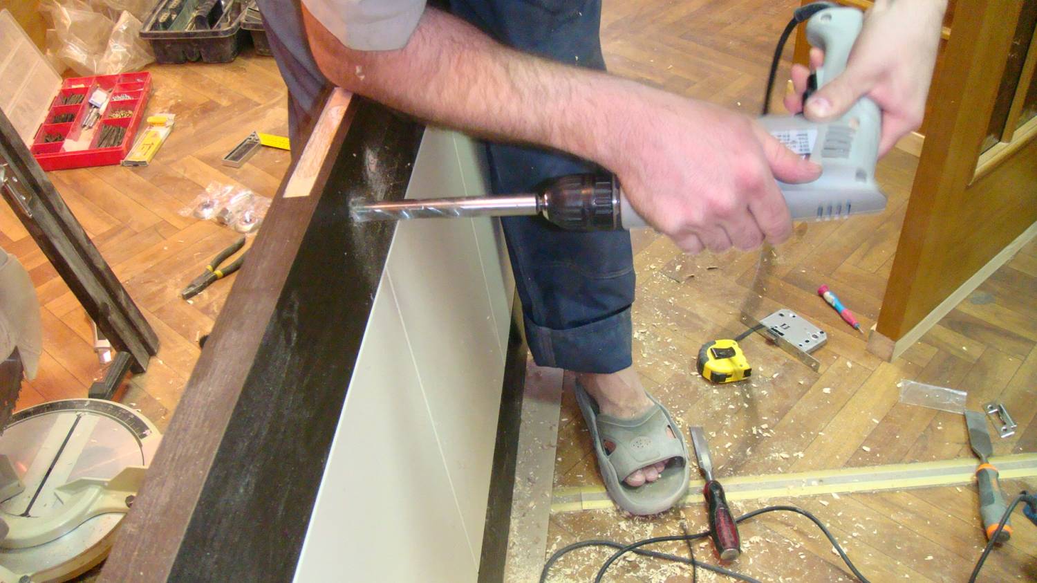 Врезка замка в деревянную дверь 