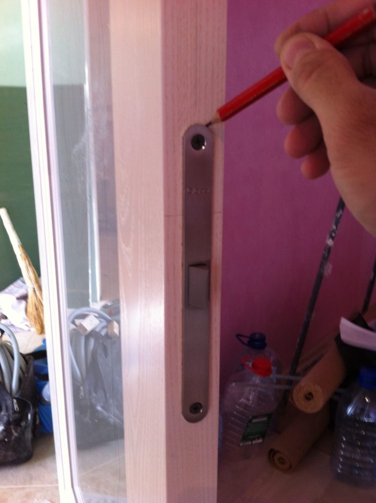 Разметка на торце двери под замок