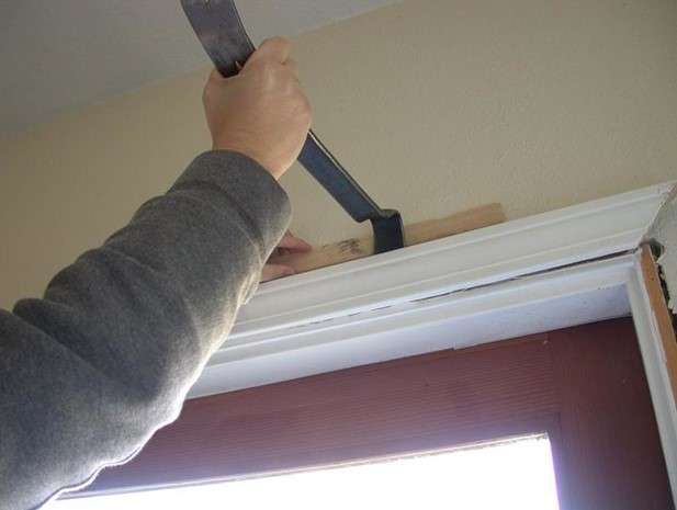 Демонтаж старой двери