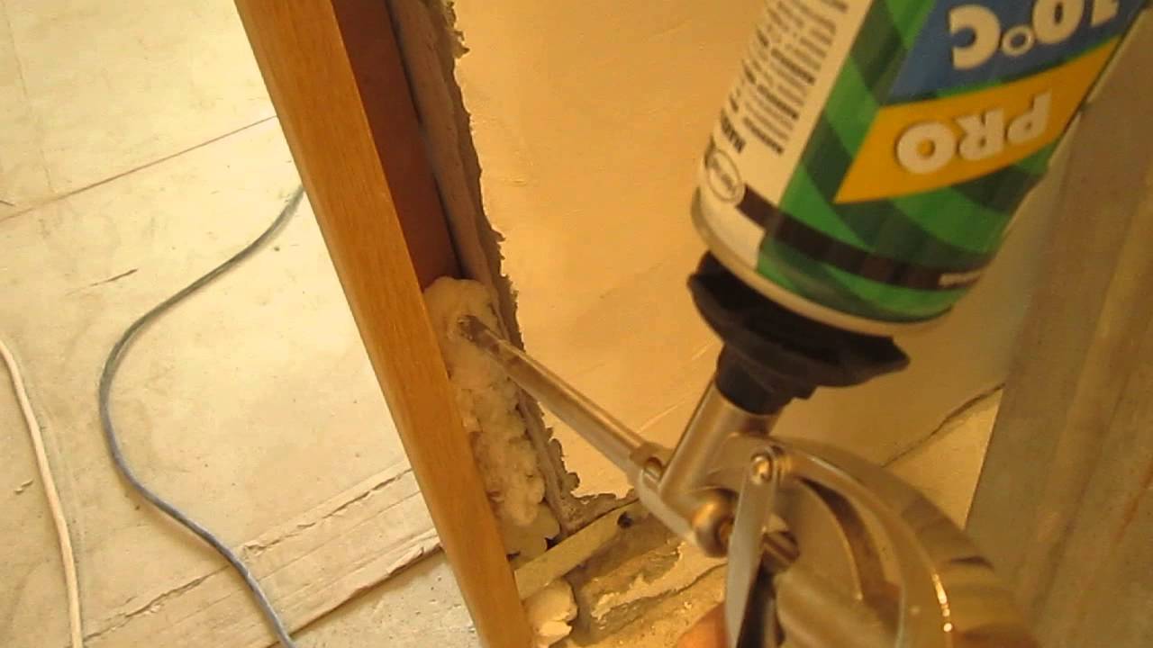 Запенивание шва между проемом и дверной коробкой 