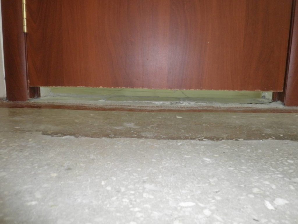 Зазор между полом и дверью